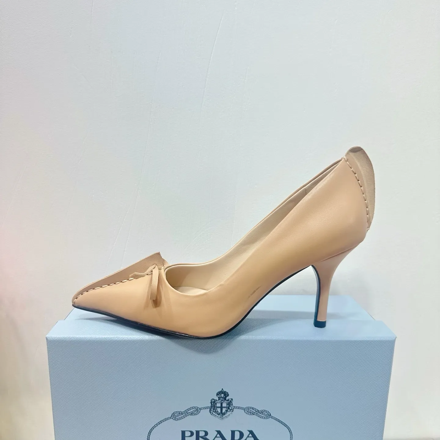 👟👟Ex-factory price 540👟👟 2025 SSS launches Prada’s latest long boots, sandals, thin heels, empty backs, thick heels series ————————🆚🆚🆚 💥PRADA's early spring T-stage catwalk show is the same style as "Dreams Never Sleep". Prada can use it on important occasions. The fresh style has a bit of nobility and is perfect on the feet. 💃💃 Wear this shoe with it. It is elegant and crystal clear, regardless of various accessories. The materials are all exclusively customized one-to-one and must be zero-distance from the original. The entire series is full of exciting and unexpected combinations of elements. The expression of different materials and textures of fabrics has a strong artistic flavor, allowing you to appreciate the ever-changing style of Prada girls. 1⃣ Upper: Made of sheepskin 2⃣ Lining: Imported sheepskin 3⃣ Outsole: Original Italian genuine leather outsole Heel height 8.5 4⃣🔺Original labeling feet, stock code number 35M-39M (40, 41, 42 are custom-made and cannot be returned or exchanged).
